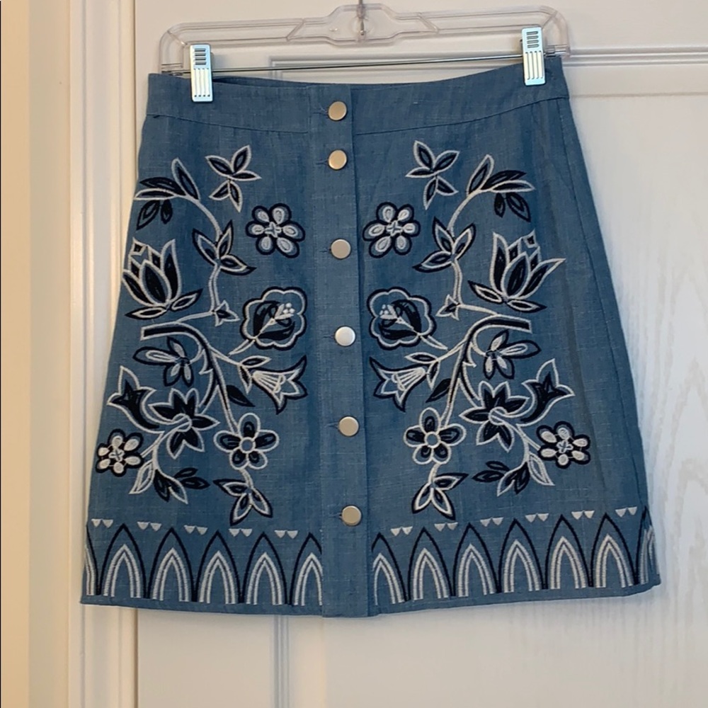 Embroidered mini skirt